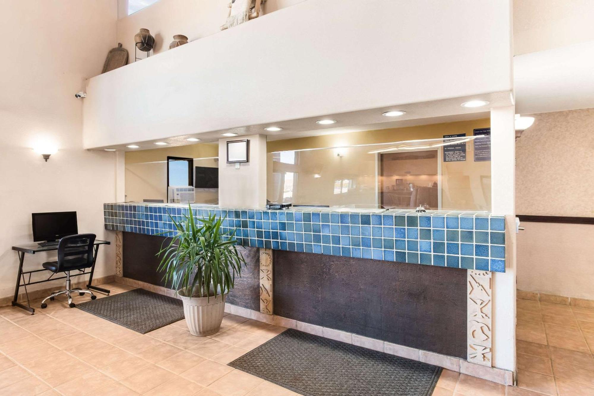 Rodeway Inn Галъп Екстериор снимка