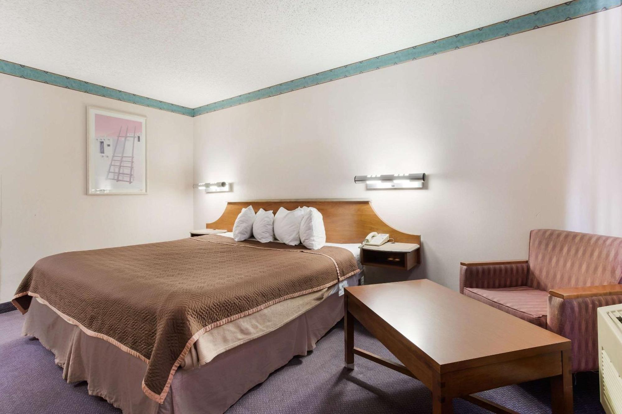 Rodeway Inn Галъп Екстериор снимка