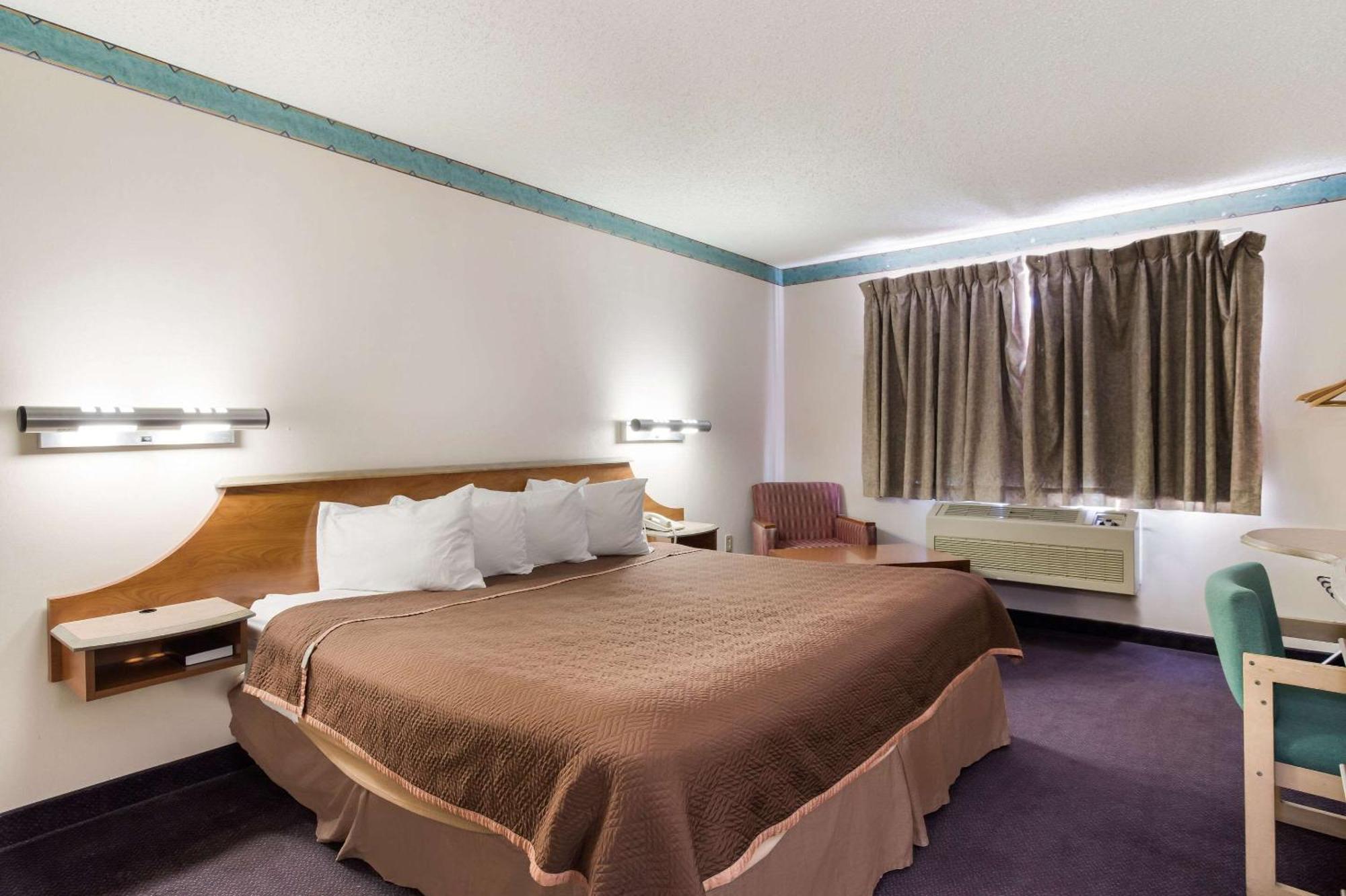 Rodeway Inn Галъп Екстериор снимка