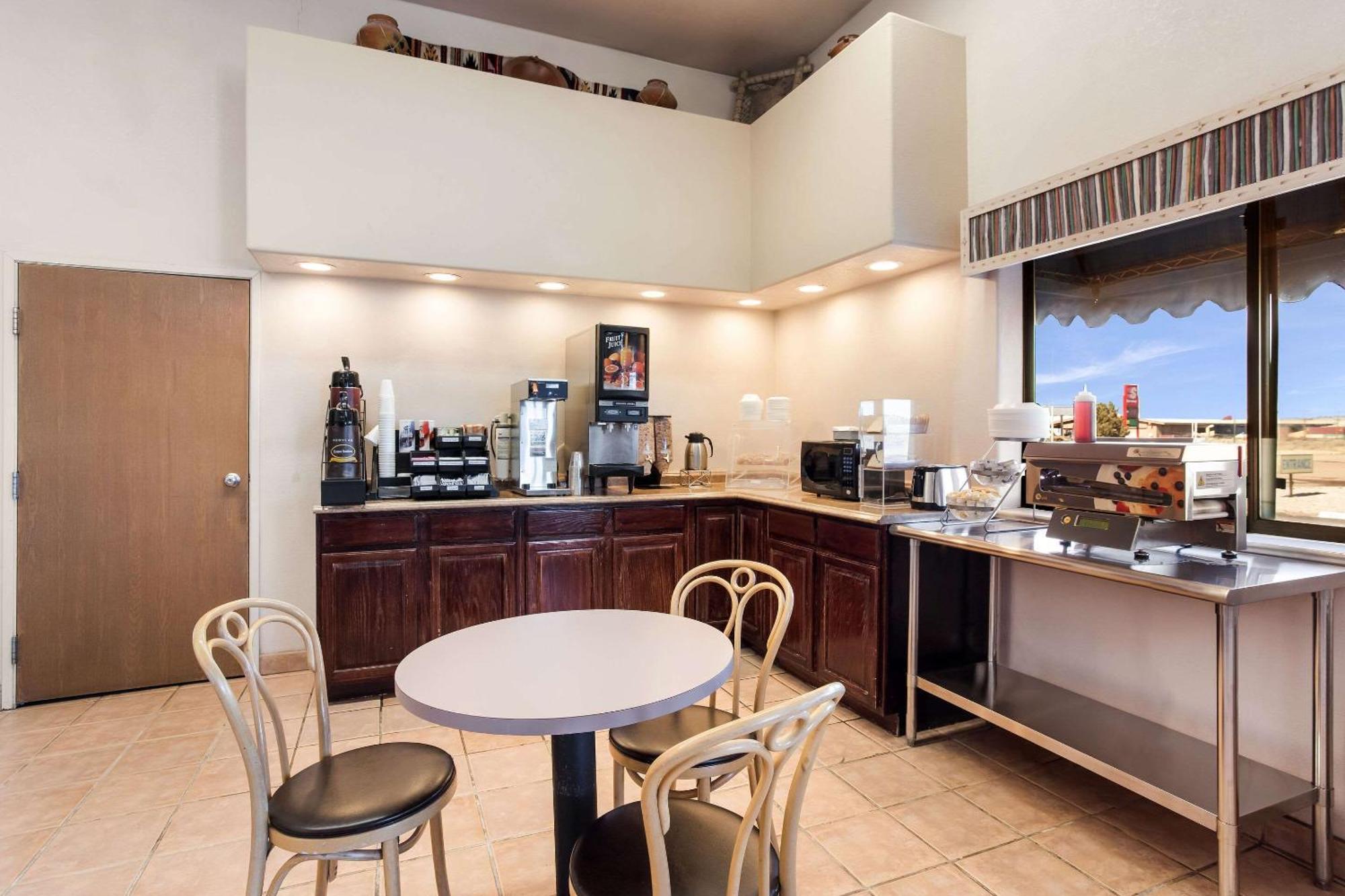 Rodeway Inn Галъп Екстериор снимка