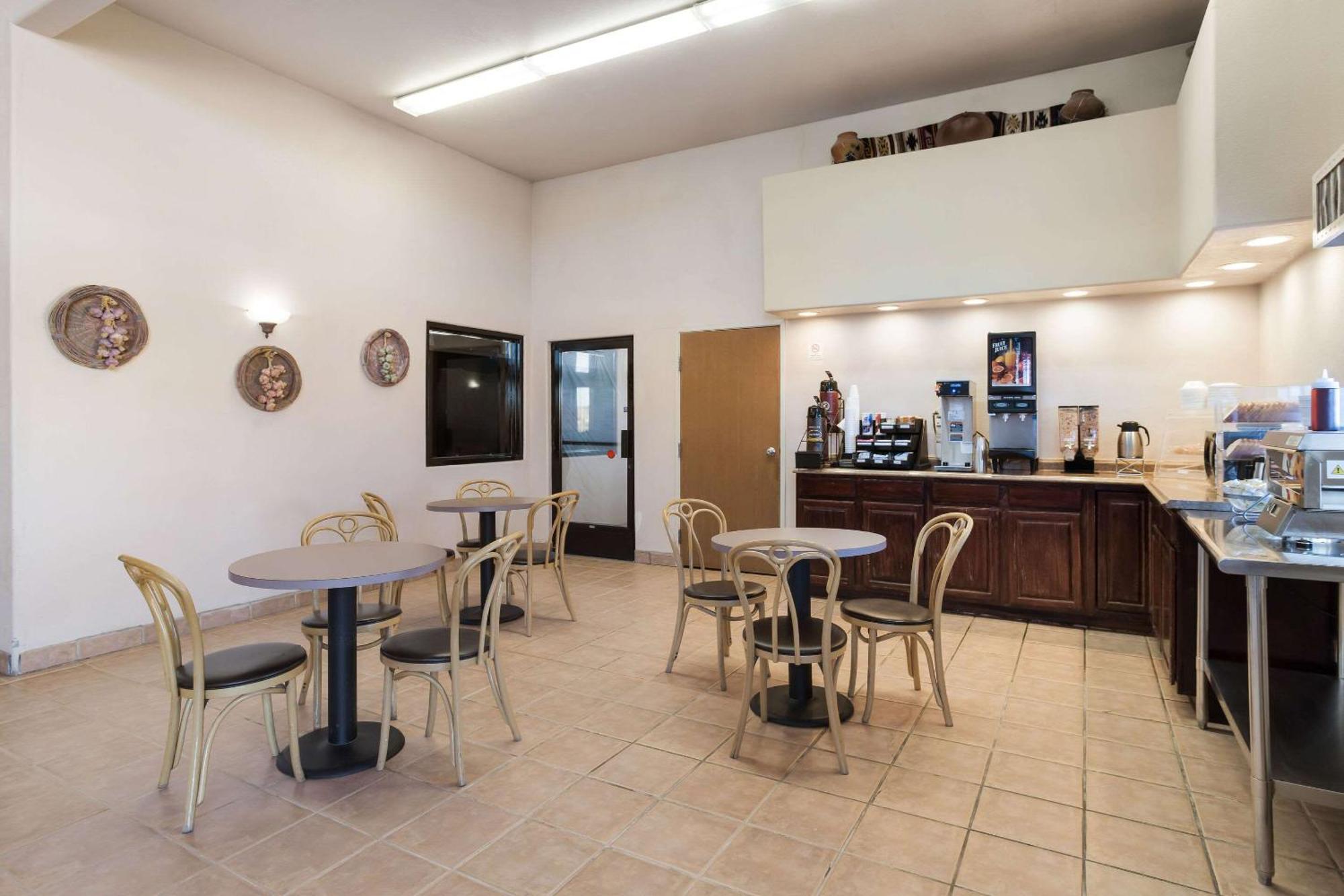 Rodeway Inn Галъп Екстериор снимка